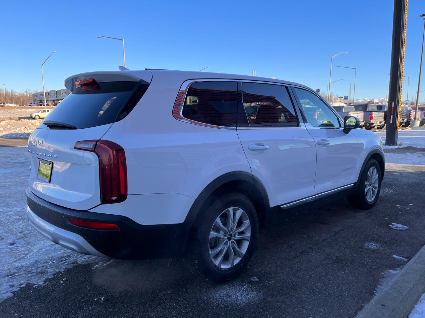 2022 White /black leather Kia Telluride LX AWD (5XYP2DHC7NG) with an 3.8L V6 DOHC 24V engine, 8A transmission, located at 1960 Industrial Drive, Wasilla, 99654, (907) 274-2277, 61.573475, -149.400146 - Photo#5